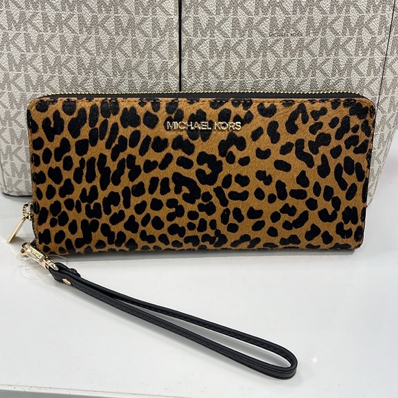 MICHAEL KORS
Leather Lg Continental Wristlet Phone Wallet Exotic Print Hair Calf - Picture 9 of 16